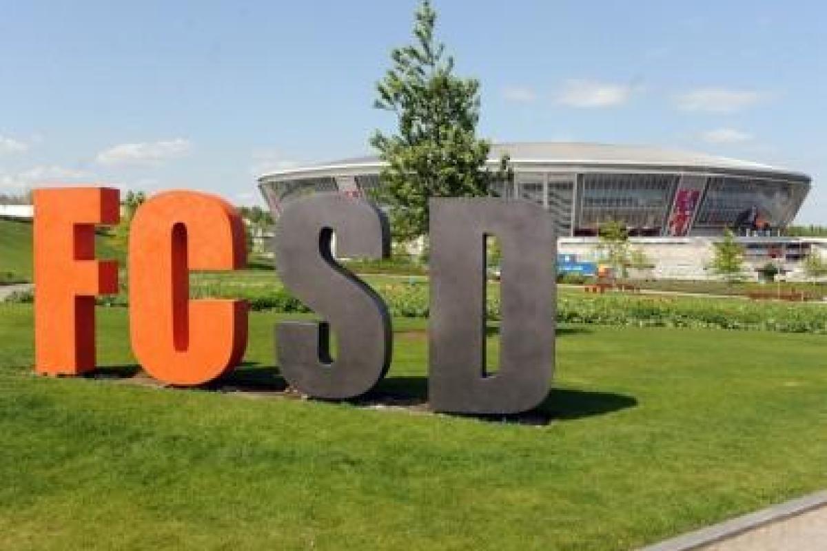 "Скоро и стадион начнут резать": Возле Донбасс Арены срезали буквы "FCSD"