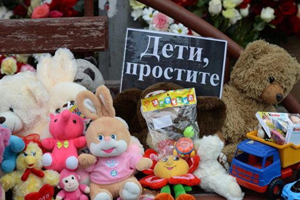 Месяц после трагедии в Кемерово: Почему в гибели десятков людей обвиняют пожарного?