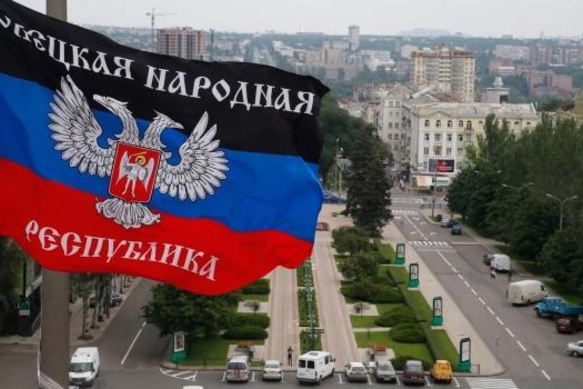 Фанаты "Шахтера" сожгли флаг "Новороссии" на матче с "Динамо": кадры Фанаты "Шахтера" сожгли флаг "Новороссии" на матче с "Динамо": кадры