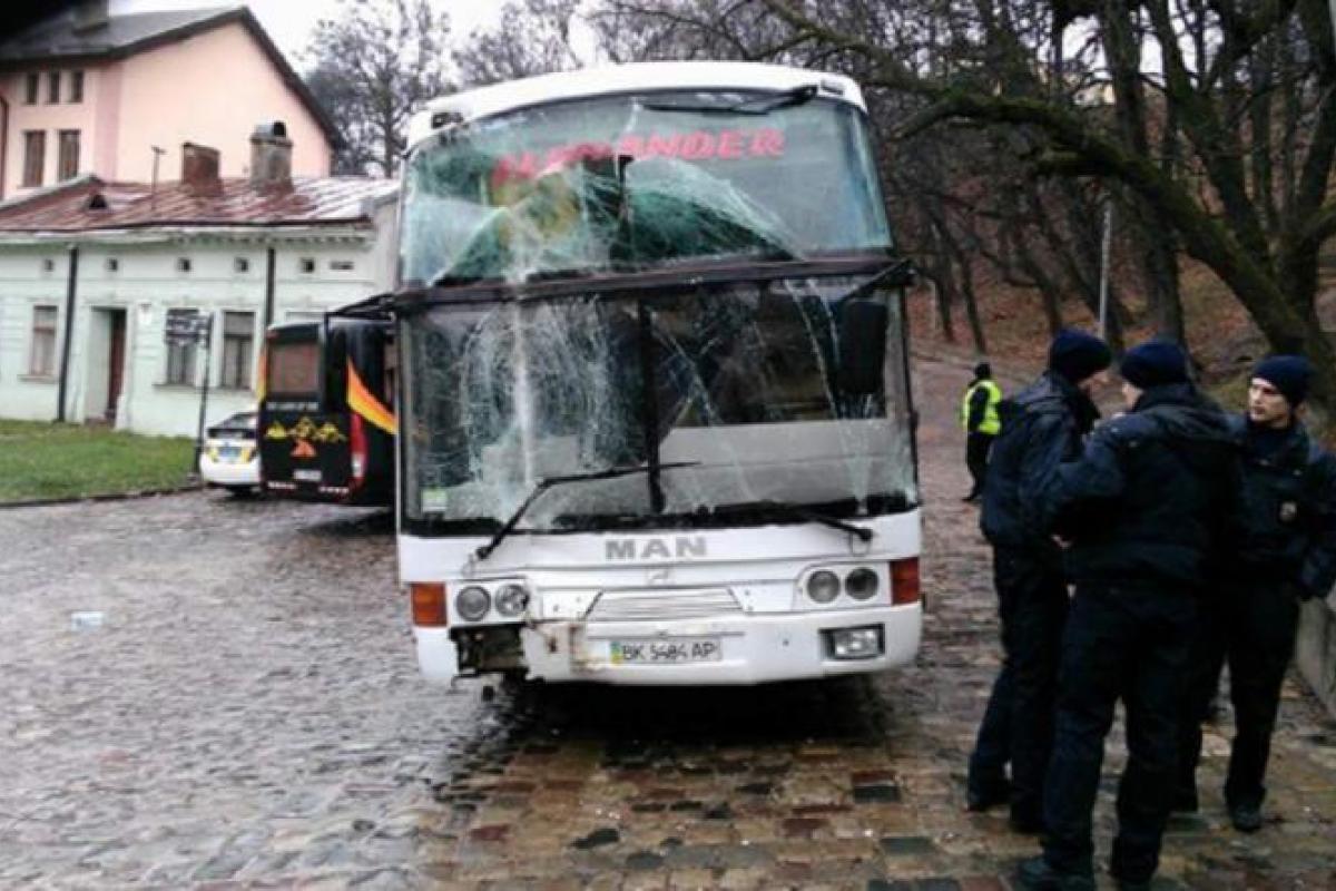 ЧП во Львове: неизвестные сожгли польский автобус ЧП во Львове: неизвестные сожгли польский автобус