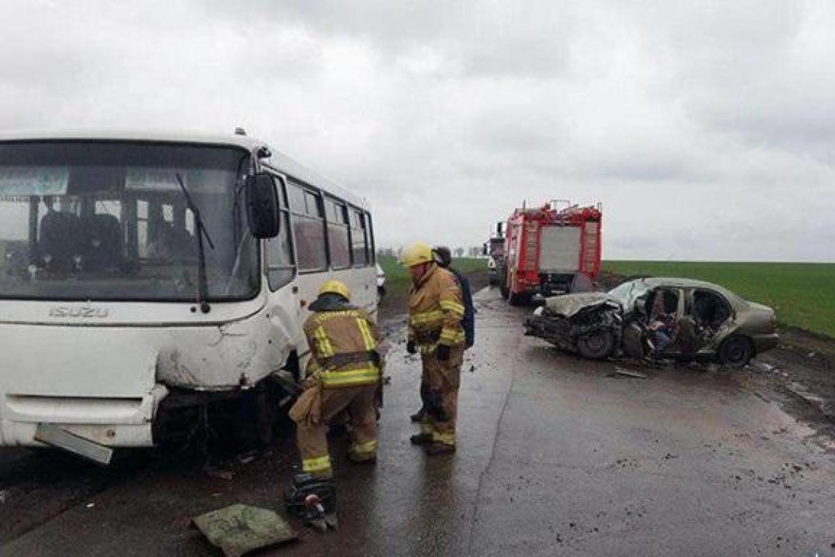 Под Марьинкой авто столкнулось с автобусом, есть жертвы: жуткие кадры Под Марьинкой авто столкнулось с автобусом, есть жертвы: жуткие кадры