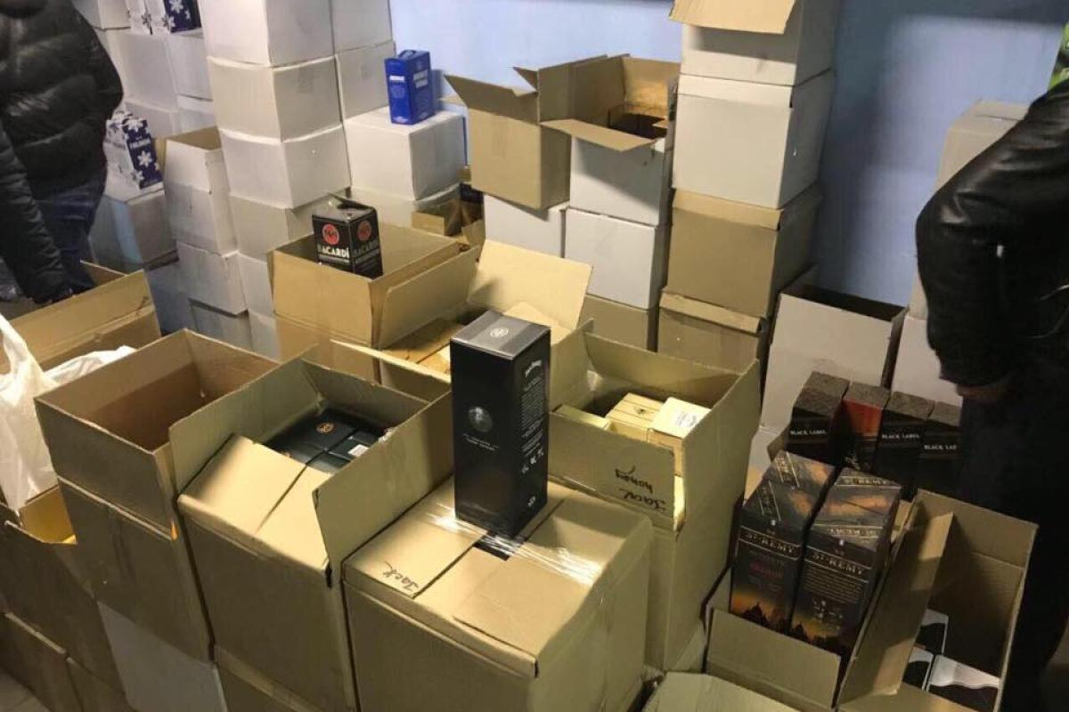 В Киеве разоблачили подпольный цех, специализировавшийся на изготовлении "элитного" алкоголя В Киеве разоблачили подпольный цех, специализировавшийся на изготовлении "элитного" алкоголя