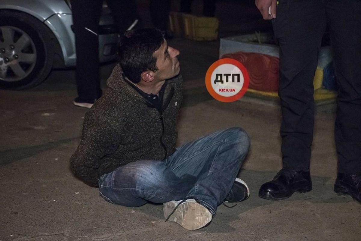 В Киеве мужчина на улице напал на свою сожительницу с ножом В Киеве мужчина на улице напал на свою сожительницу с ножом