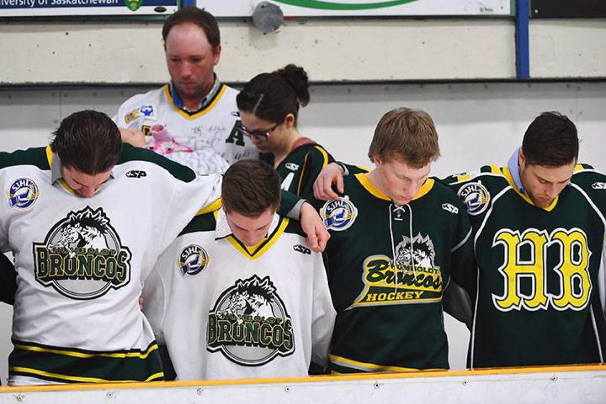 Канада оплакивает игроков Humboldt Broncos: одного из пострадавших отключили от аппаратов жизнеобеспечения