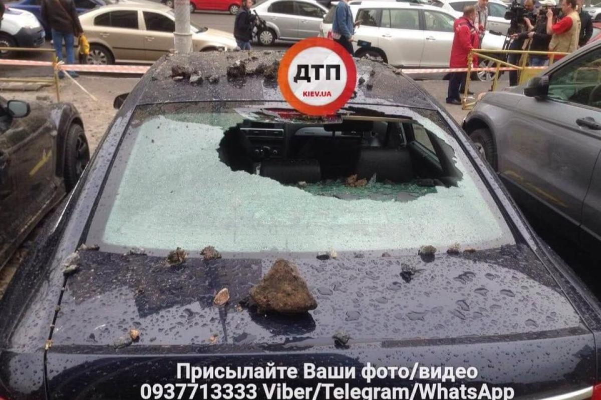 В Киеве из-под земли вырвался мощный "фонтан": разбиты автомобили В Киеве из-под земли вырвался мощный "фонтан": разбиты автомобили