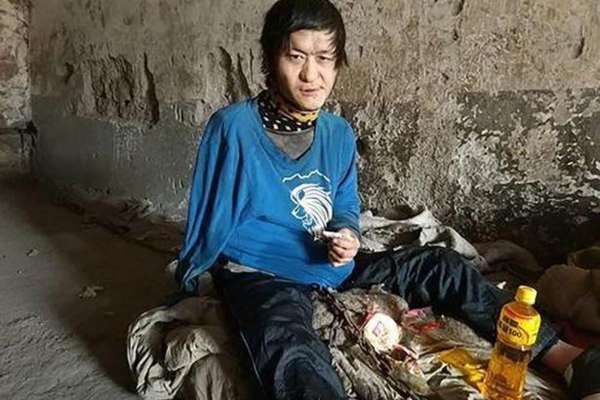 В Китае мать держала глухонемого сына на цепи 10 лет