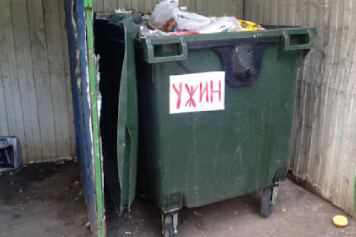 "Просроченная жизнь": В России голодные люди атакуют мусорные баки с продуктами из супермаркетов