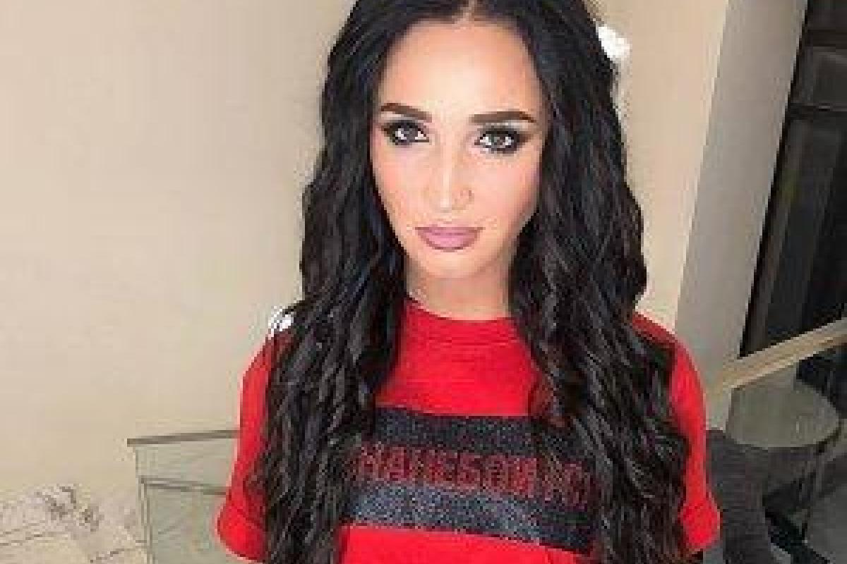 "Смотрит как кот на сметану": Бузова залезла на руки Малахову - фото "Смотрит как кот на сметану": Бузова залезла на руки Малахову - фото