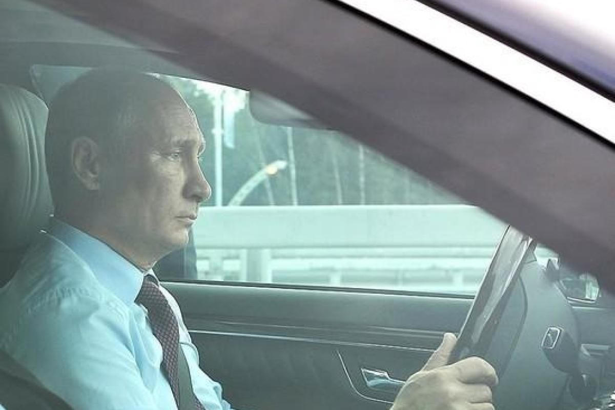 Путин поедет на инаугурацию на иномарке: российский лимузин пока постоит в гараже Путин поедет на инаугурацию на иномарке: российский лимузин пока постоит в гараже