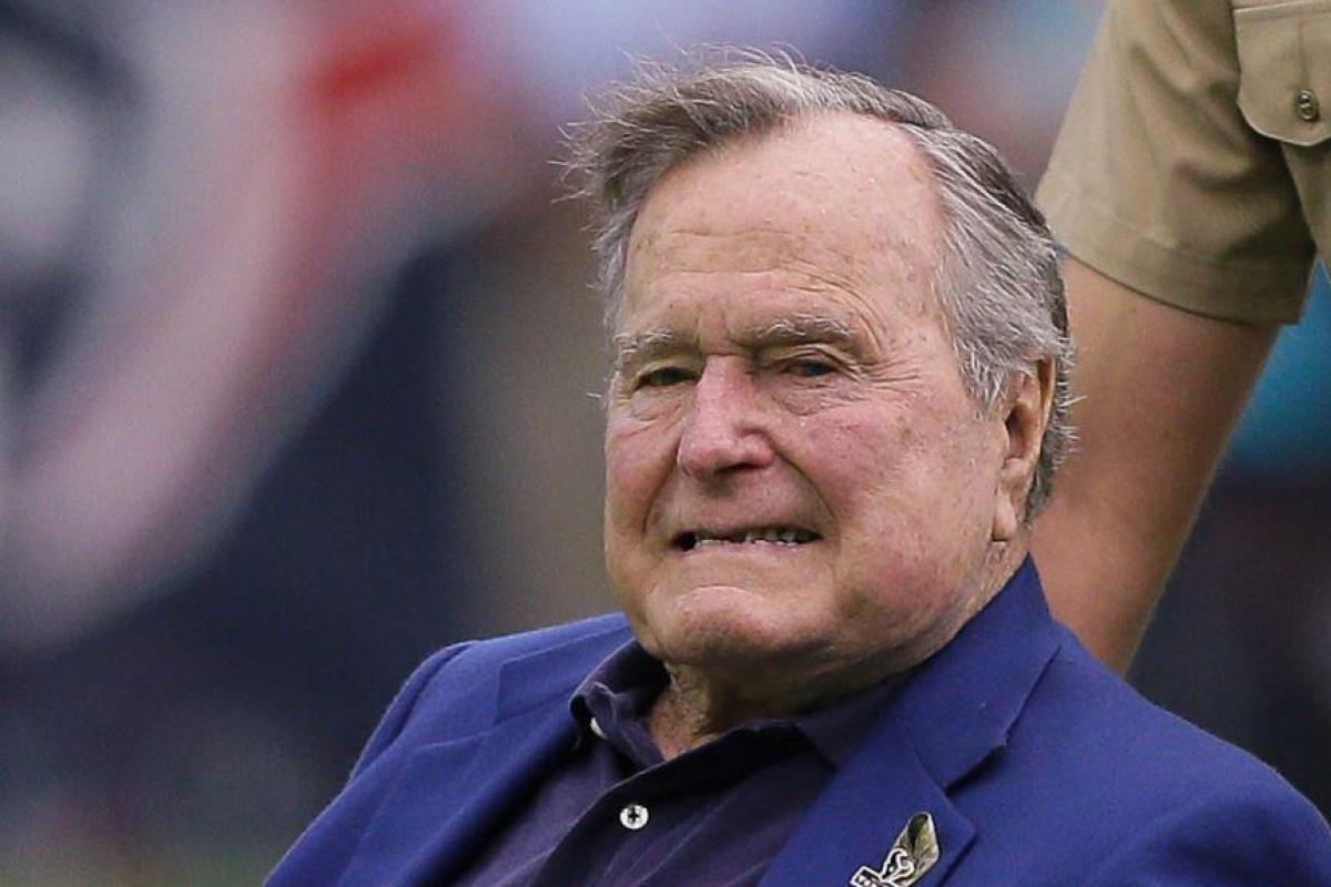 Экс-президент США попал в больницу после смерти жены