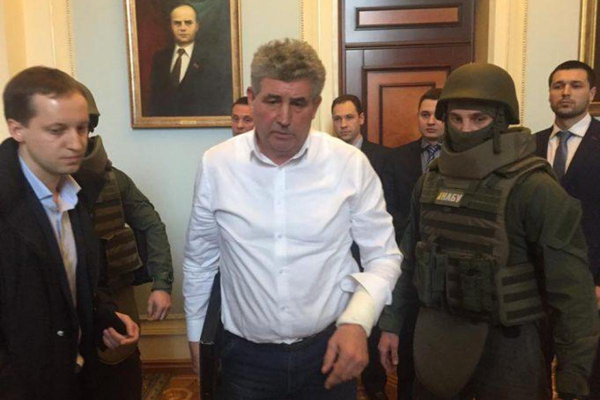 Скандальный одесский судья на заседании впал в истерику и пытался вскрыть вены ручкой Скандальный одесский судья на заседании впал в истерику и пытался вскрыть вены ручкой