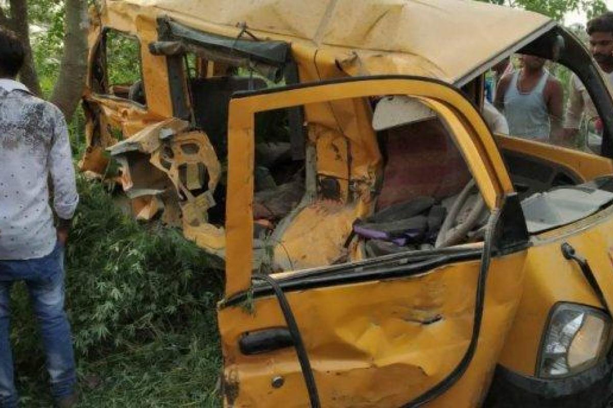 Жуткая трагедия в Индии: поезд снес школьный автобус, есть жертвы Жуткая трагедия в Индии: поезд снес школьный автобус, есть жертвы