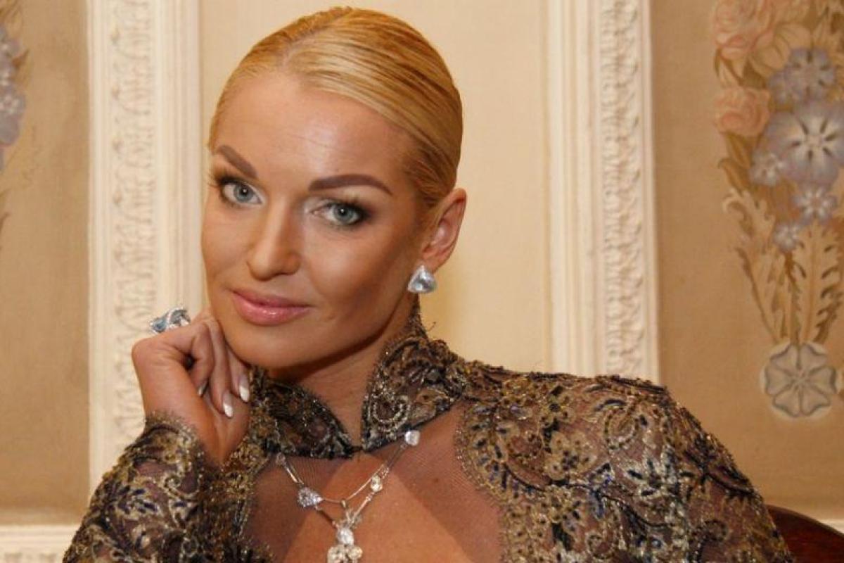 Волочкова забыла надеть лифчик: кадры