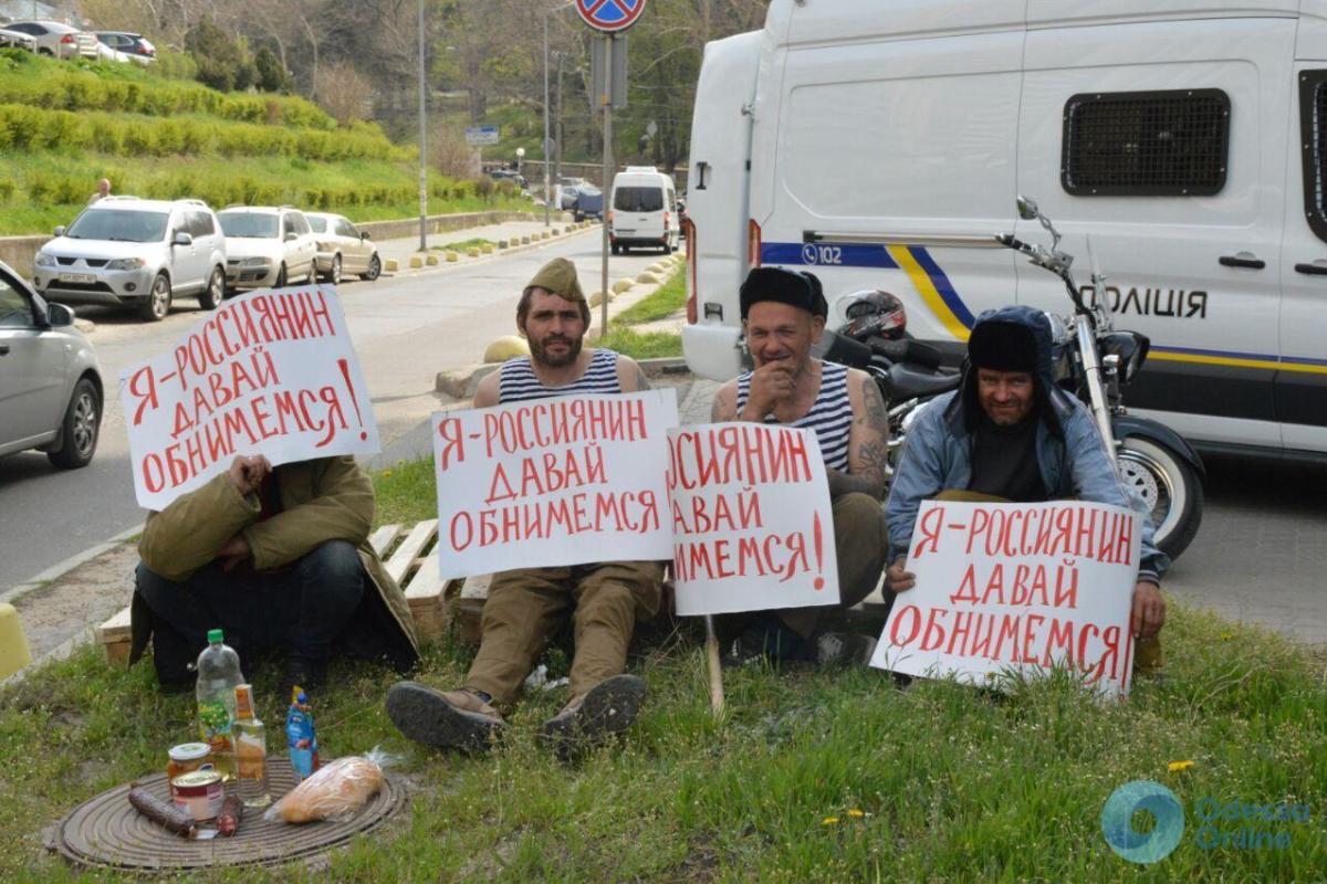 В Одессе бомжей переодели в «россиян» и предлагали с ними обняться