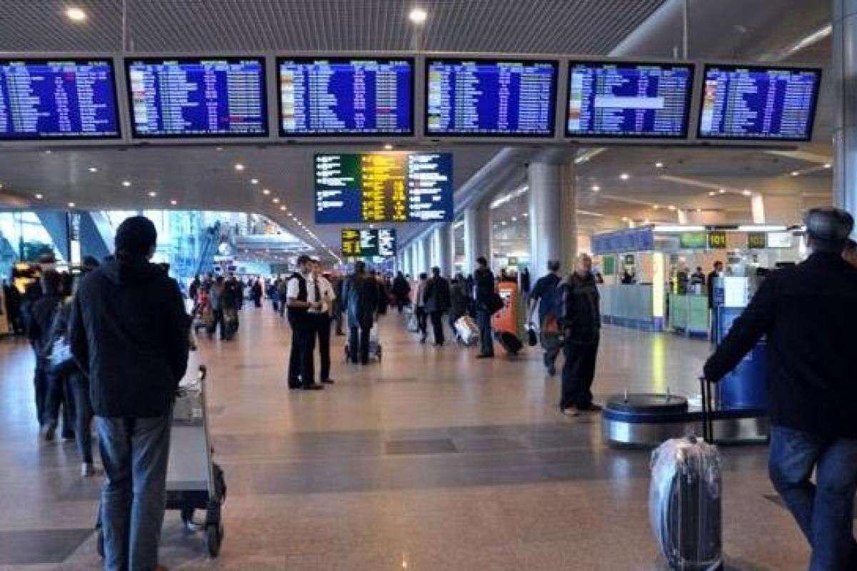 В московских аэропортах ввели запреты: нельзя лежать, плохо пахнуть, ездить верхом В московских аэропортах ввели запреты: нельзя лежать, плохо пахнуть, ездить верхом