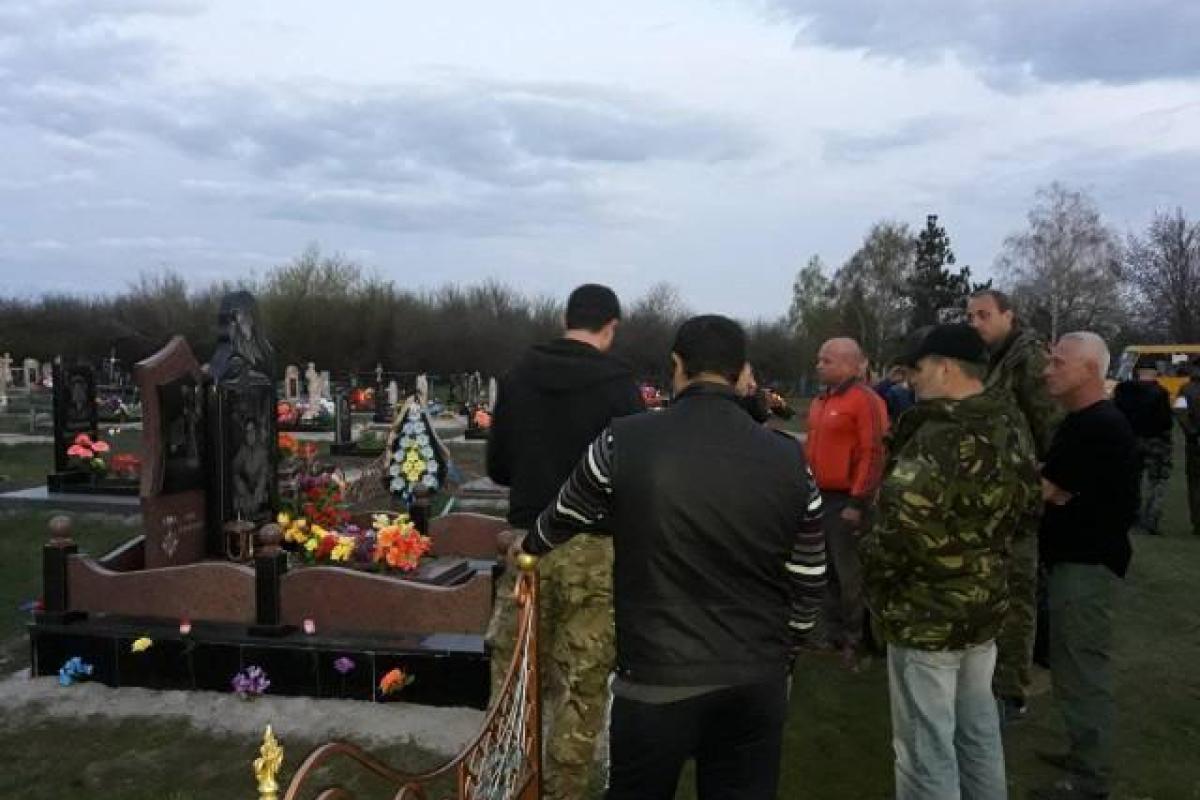 В Кропивницком водителя маршрутки, который обидел мать погибшего военного, заставили ехать на кладбище В Кропивницком водителя маршрутки, который обидел мать погибшего военного, заставили ехать на кладбище