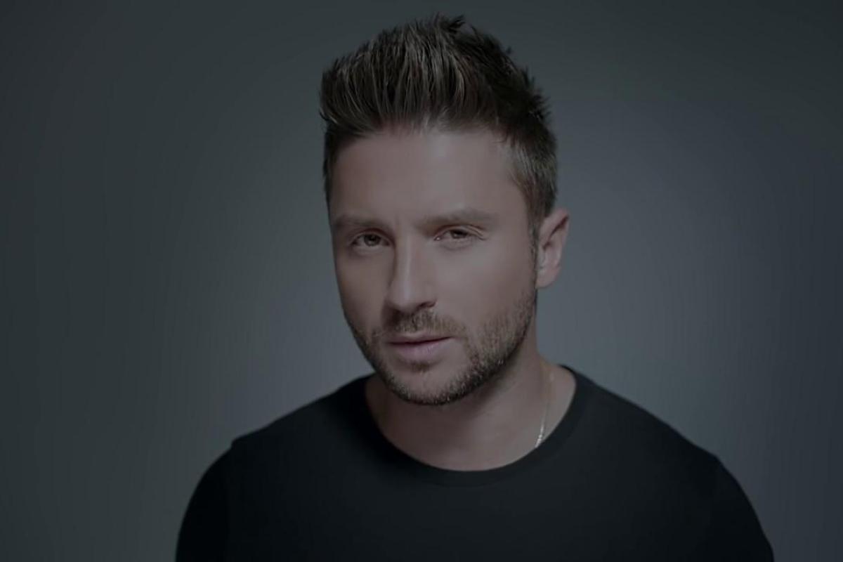 Певец Сергей Лазарев показал архивное фото новорожденного сына