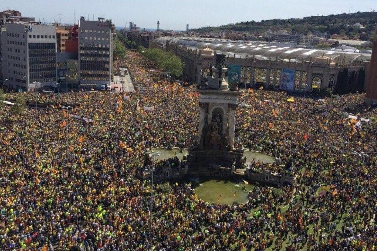 В Барселоне 315 тысяч человек потребовали освободить каталонских политиков