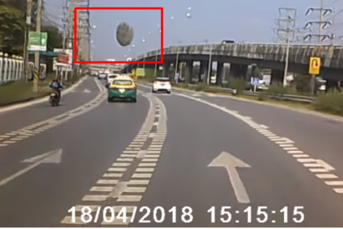 В Таиланде на дорогу упало "НЛО": опубликовано видео