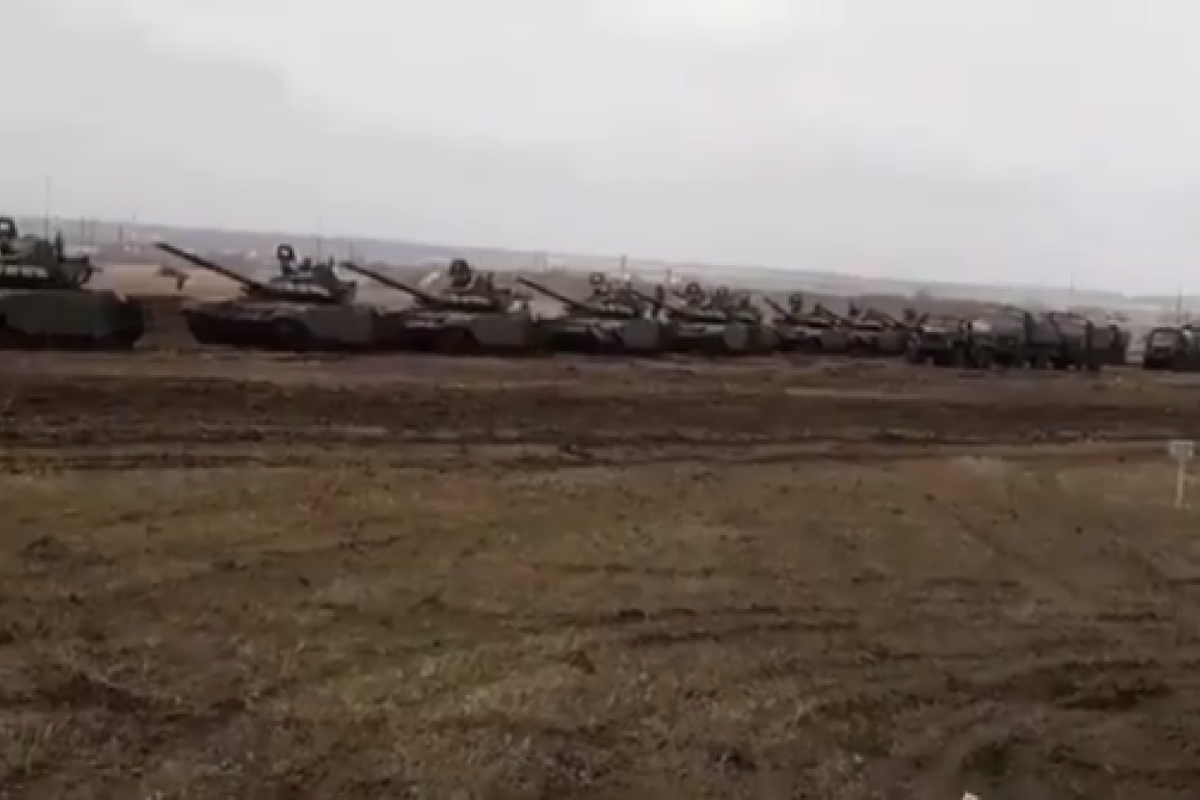 В Ростовской области засняли колонну российских танков В Ростовской области засняли колонну российских танков