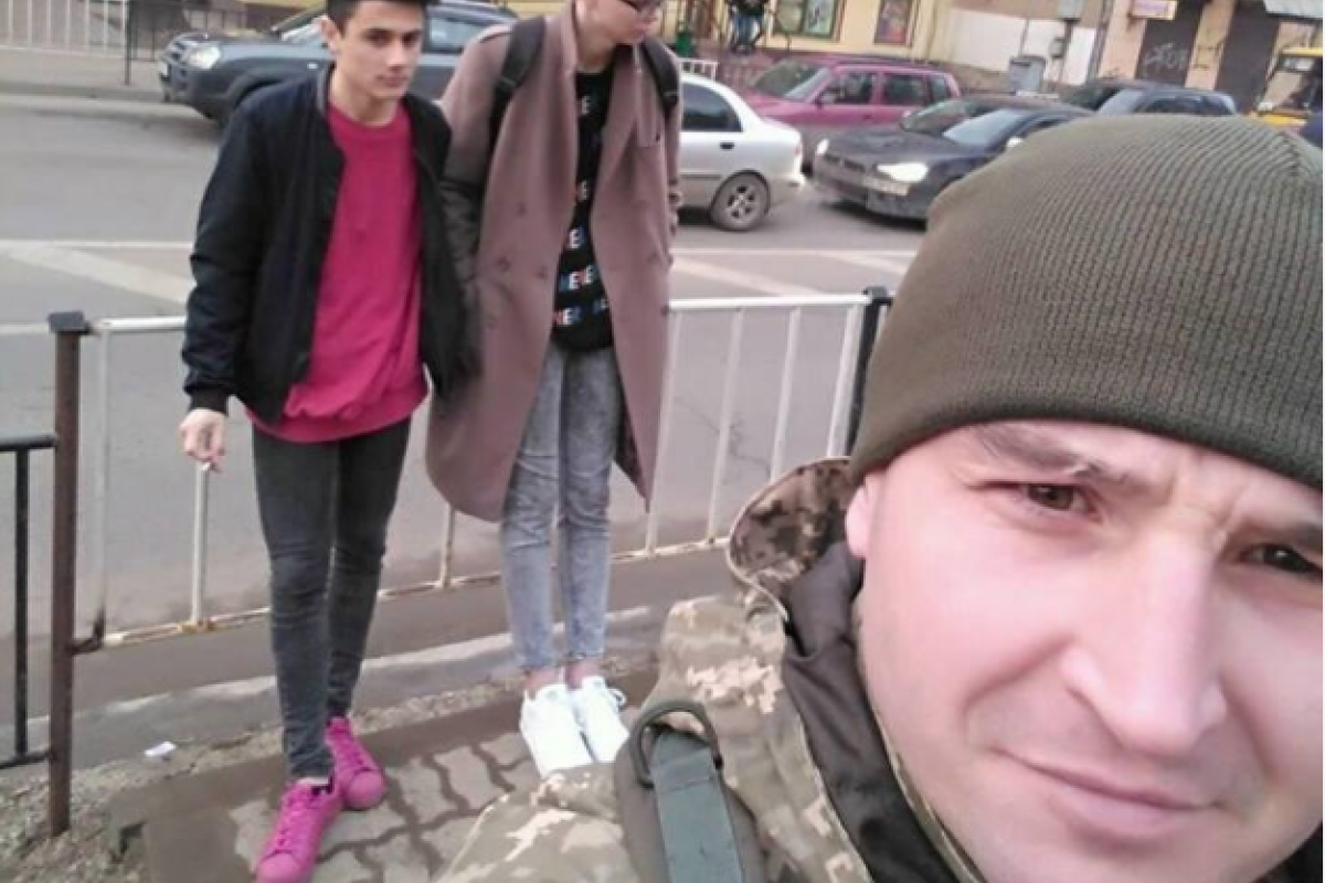 Розовые кеды: боец ВСУ сделал селфи с подростками и оскандалился на всю страну Розовые кеды: боец ВСУ сделал селфи с подростками и оскандалился на всю страну