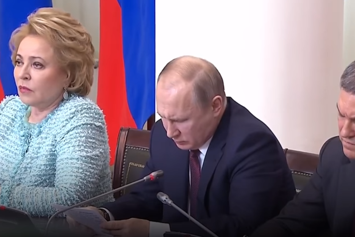 «Как курица лапой»: Путин не смог разобрать свой почерк «Как курица лапой»: Путин не смог разобрать свой почерк