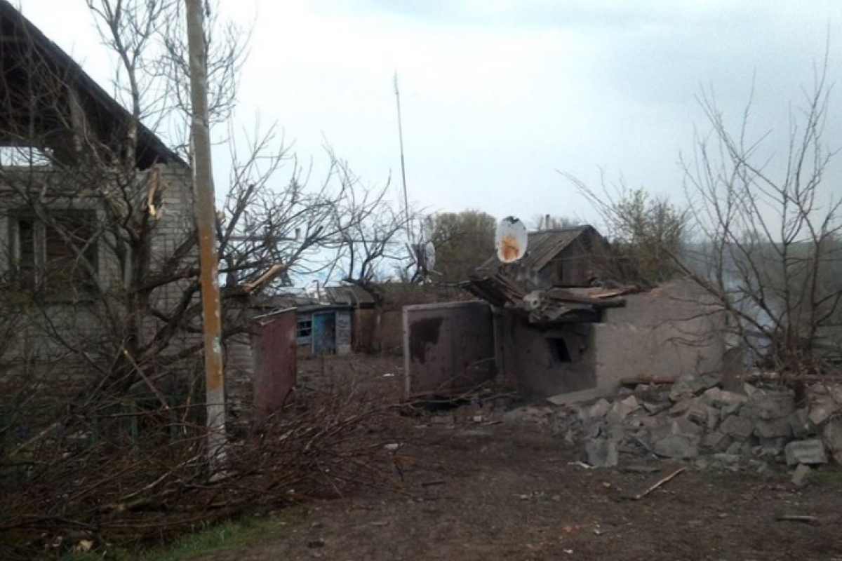"Подарки" от "русского мира": В сети показали разрушенный жилой массив поселка Луганское "Подарки" от "русского мира": В сети показали разрушенный жилой массив поселка Луганское