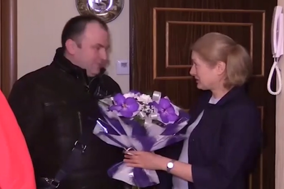 Российский чиновник пришел поздравлять выжившую женщину с годовщиной теракта