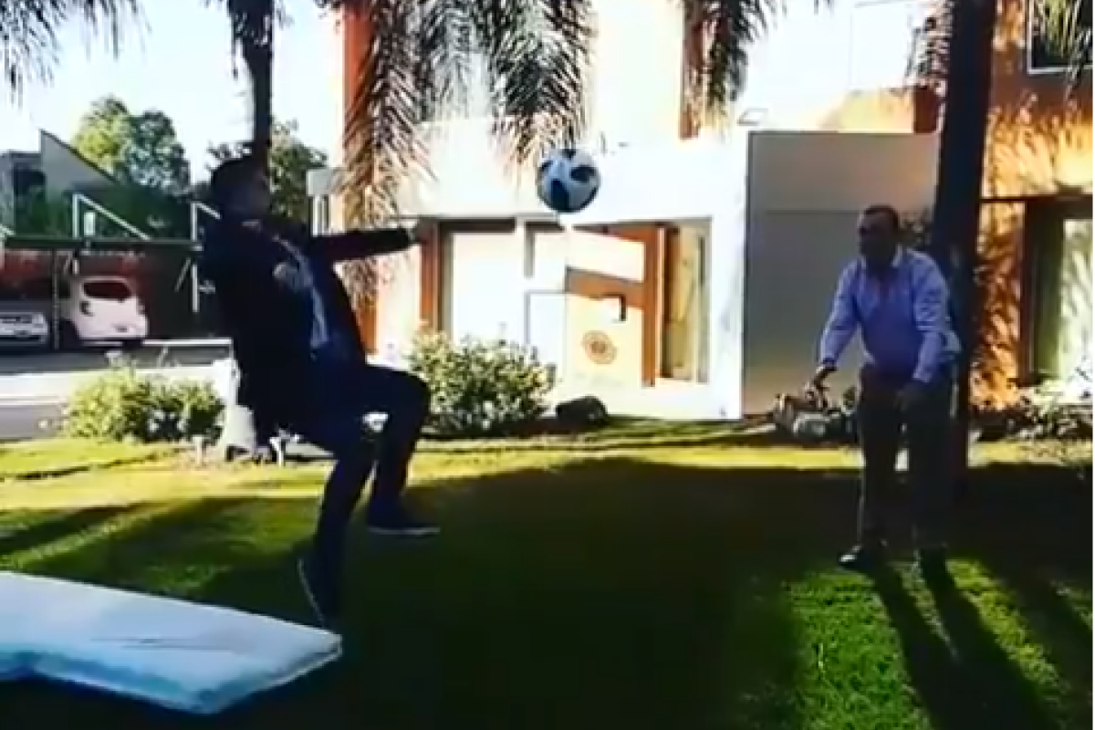 Журналист сломал ногу, пытаясь повторить трюк Роналду Журналист сломал ногу, пытаясь повторить трюк Роналду