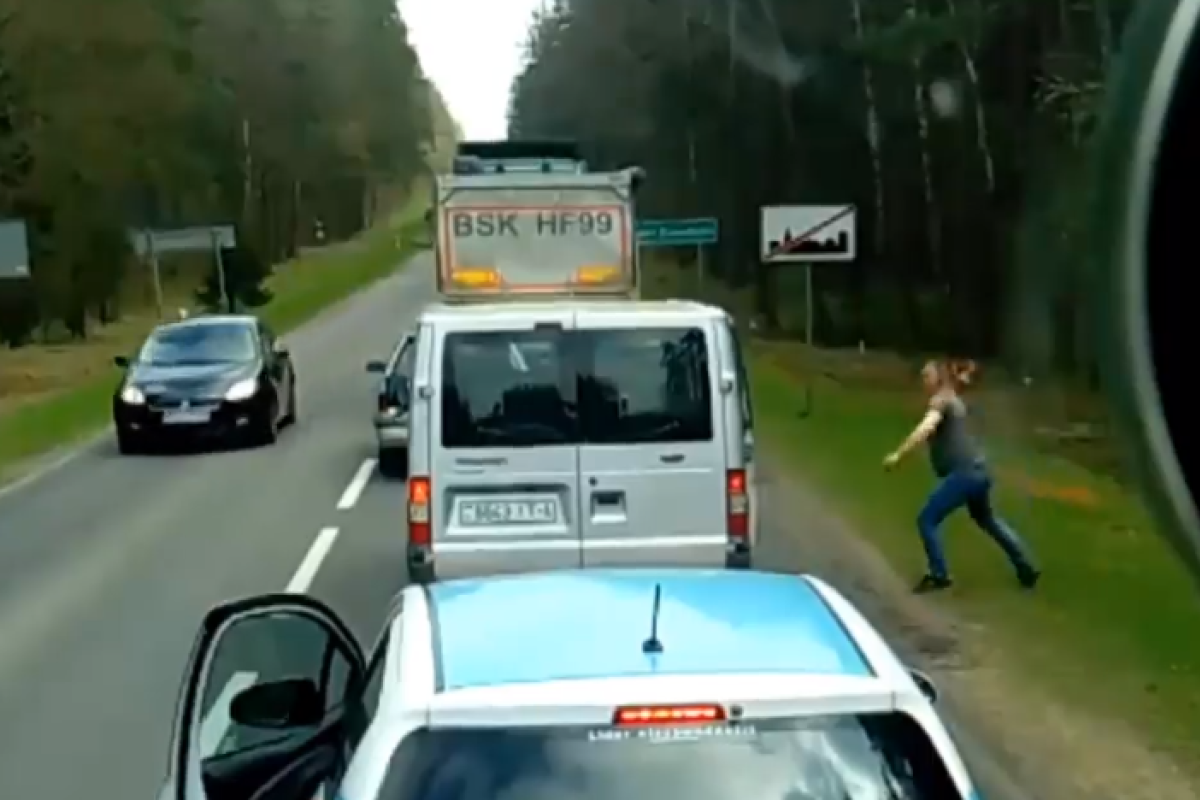 На польской трассе показательно проучили некультурных белорусов: видео взорвало сеть На польской трассе показательно проучили некультурных белорусов: видео взорвало сеть