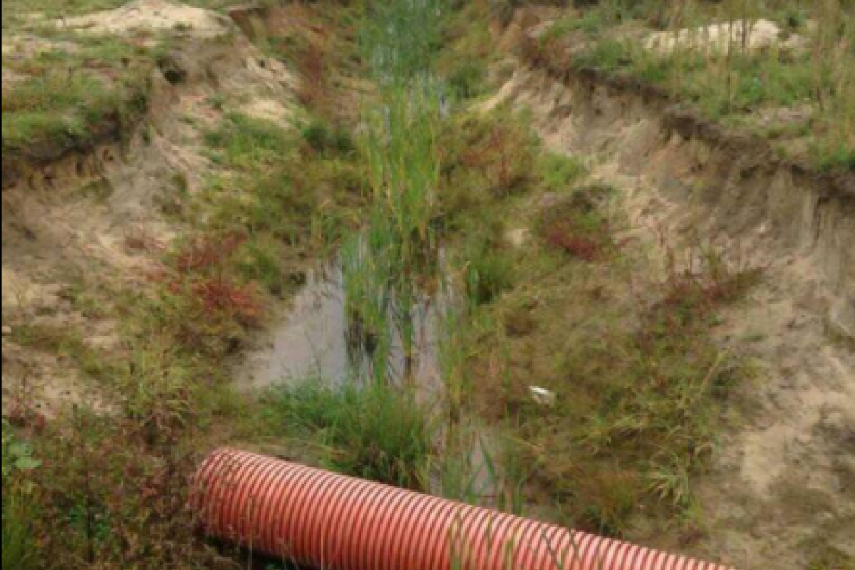 На Львовщине маленькая девочка погибла, упав в выгребную яму На Львовщине маленькая девочка погибла, упав в выгребную яму