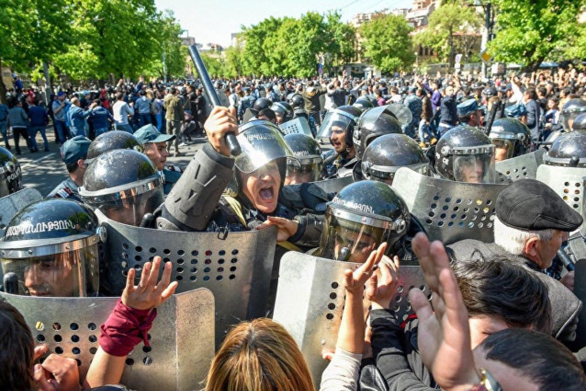 Беспорядки в Армении продолжаются: Протестующие в Ереване устроили погром и драку с полицией Беспорядки в Армении продолжаются: Протестующие в Ереване устроили погром и драку с полицией