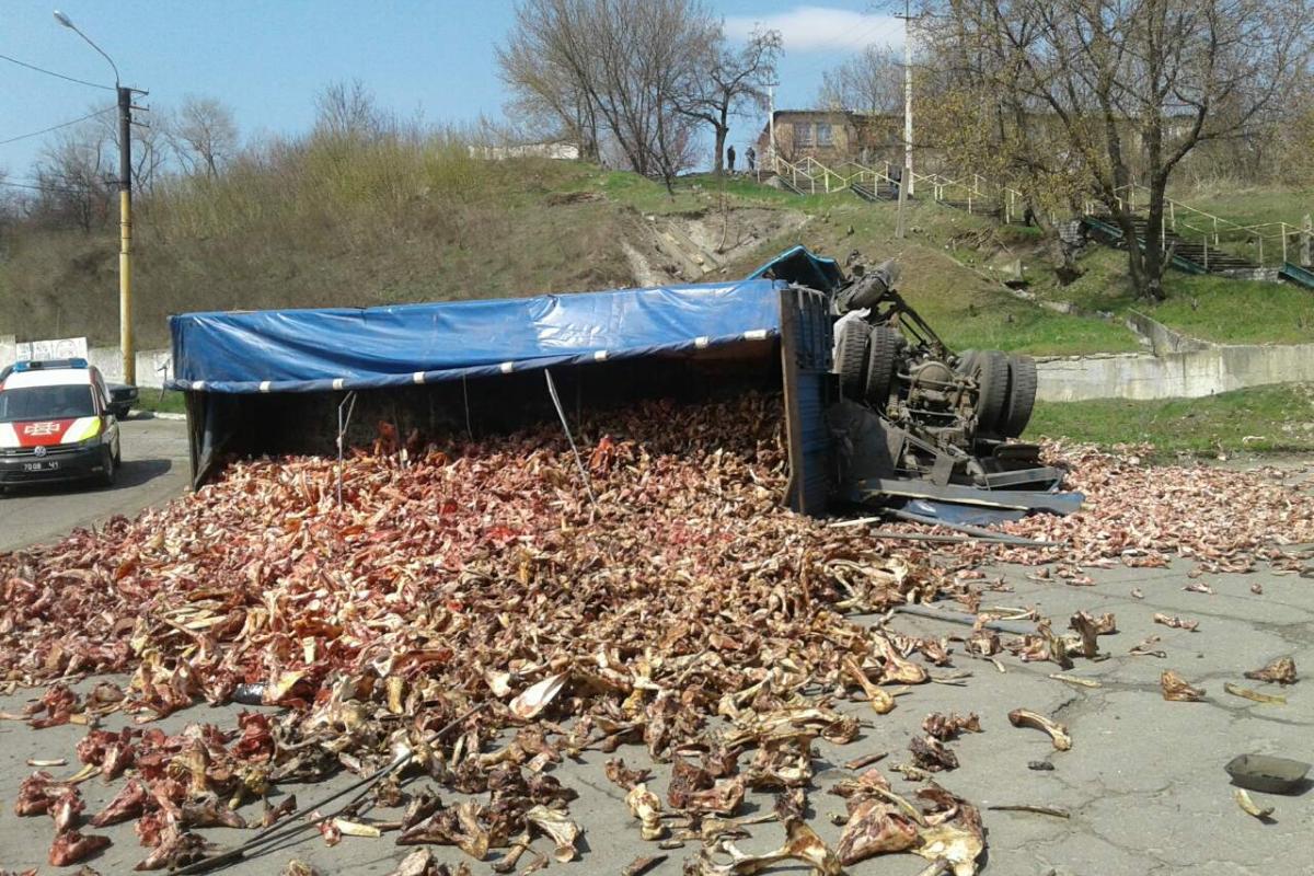 В Лисичанске грузовик с костями врезался в маршрутку: девять пострадавших В Лисичанске грузовик с костями врезался в маршрутку: девять пострадавших
