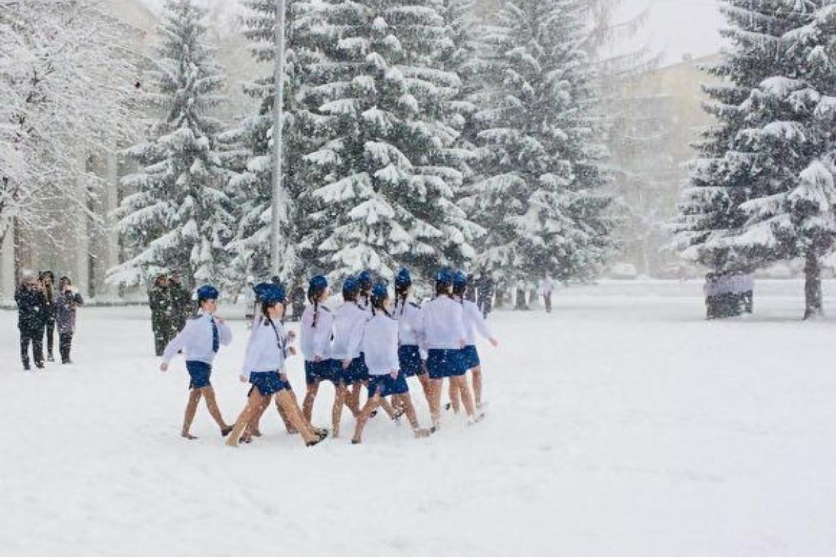 "Марш" школьниц на снегу: В России девочек в летней форме заставили маршировать по сугробам