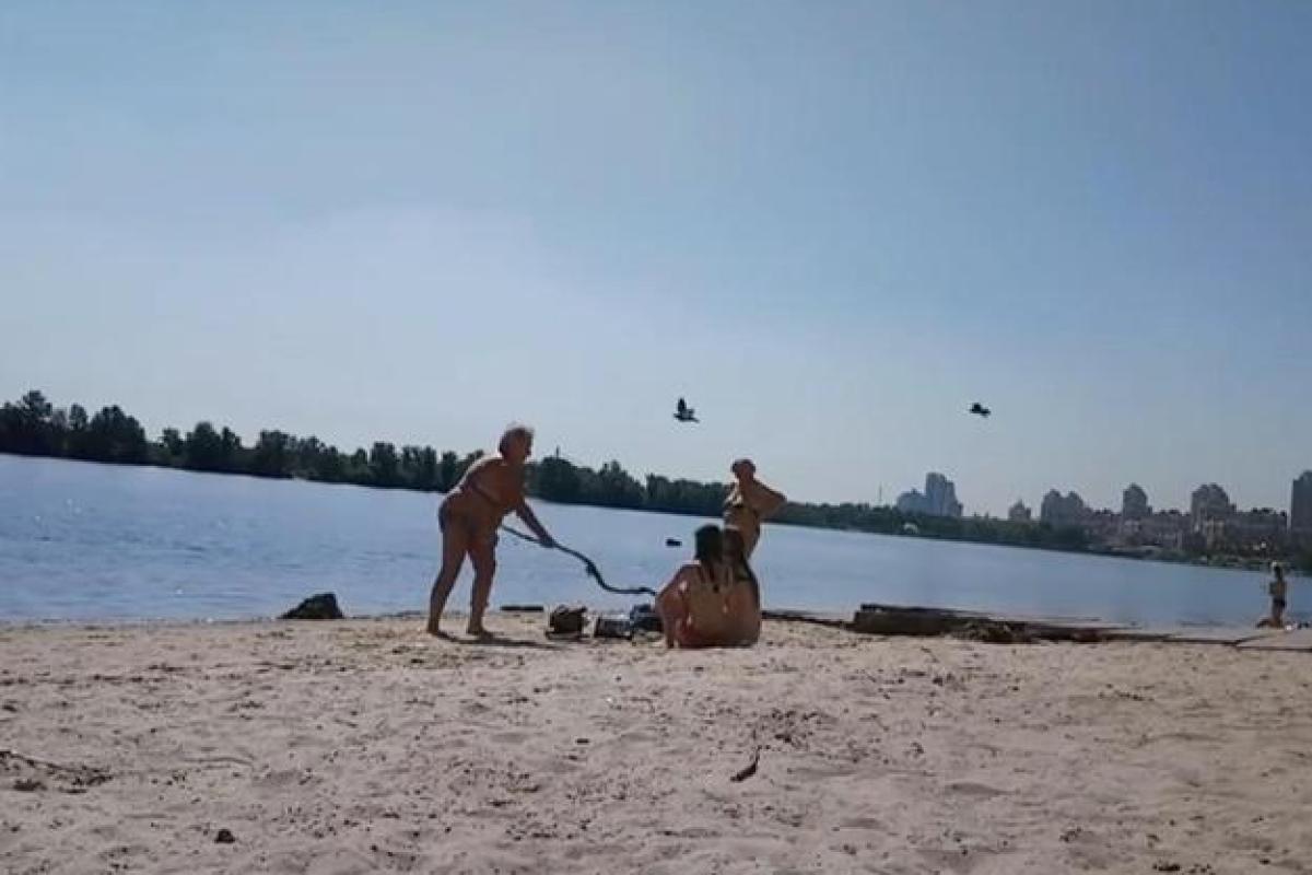 На киевском пляже пенсионерка отлупила пьющих девушек палкой: опубликовано шокирующее видео На киевском пляже пенсионерка отлупила пьющих девушек палкой: опубликовано шокирующее видео