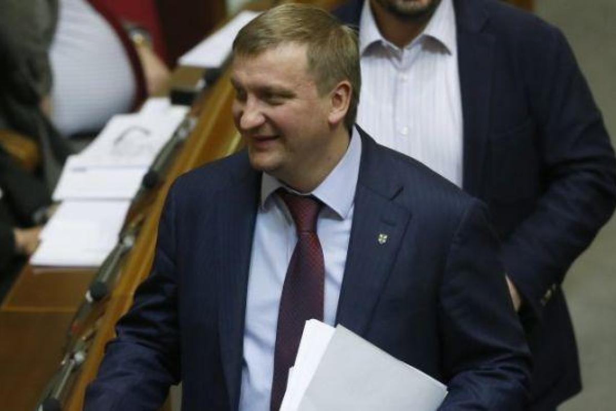 Танцы украинского министра с девушками в дорогущем отеле попали на видео
