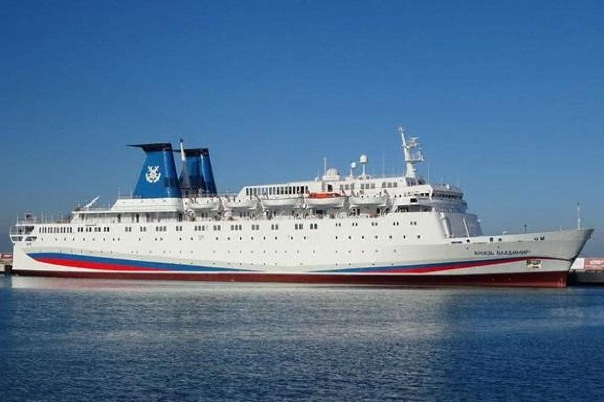 В России круизный лайнер собрался плыть в Крым, но загорелся В России круизный лайнер собрался плыть в Крым, но загорелся