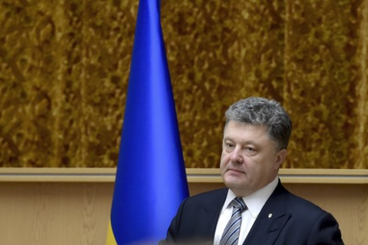 Снова знаки? Во время линейки с участием Порошенко школьник упал в обморок Снова знаки? Во время линейки с участием Порошенко школьник упал в обморок