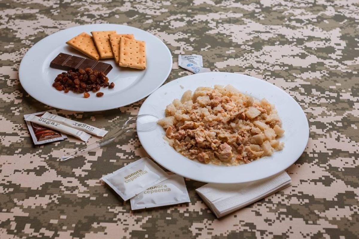 "Мед, шоколад, кофе": в сети показали, как будут питаться бойцы ООС на Донбассе "Мед, шоколад, кофе": в сети показали, как будут питаться бойцы ООС на Донбассе