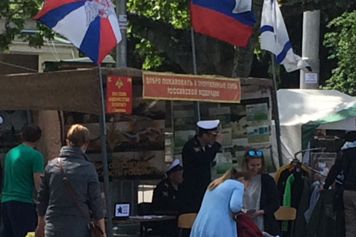 В Крыму оккупационные власти продолжают агитировать местных жителей на службу в армию РФ В Крыму оккупационные власти продолжают агитировать местных жителей на службу в армию РФ