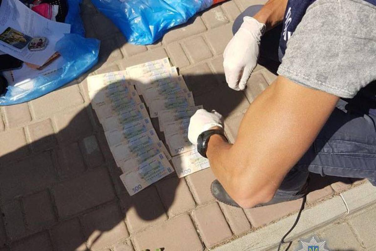 Группа херсонских чиновников получила более 100 тысяч гривен взяток Группа херсонских чиновников получила более 100 тысяч гривен взяток
