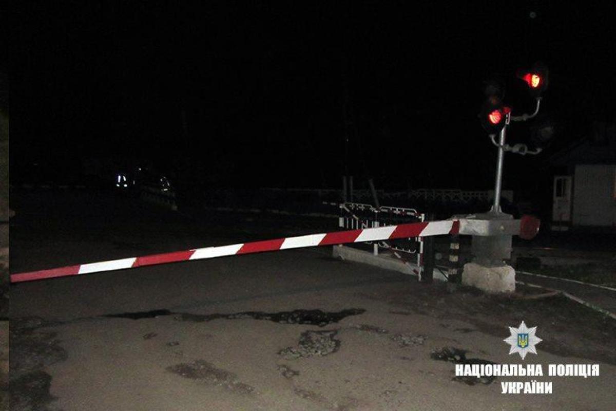 На Прикарпатье автомобиль врезался в поезд, есть жертвы На Прикарпатье автомобиль врезался в поезд, есть жертвы