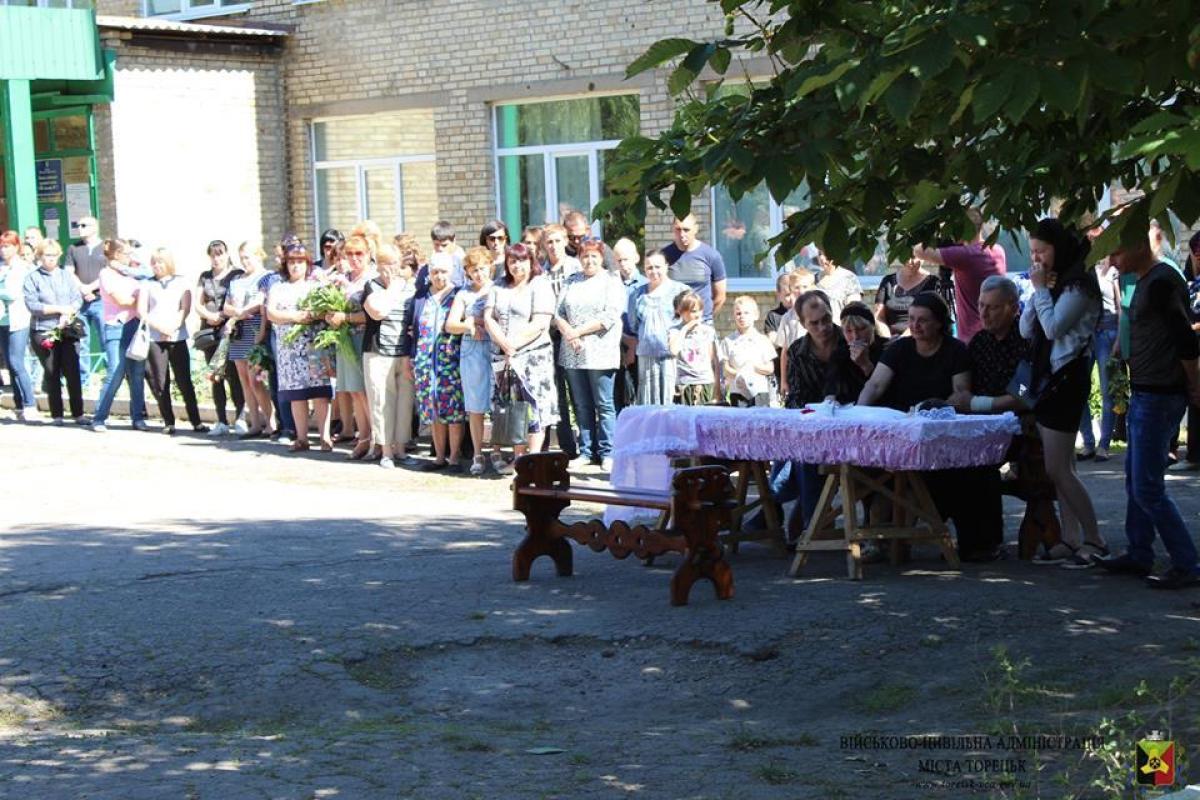 Под Торецком похоронили 15-летнюю девушку, погибшую от рук боевиков Под Торецком похоронили 15-летнюю девушку, погибшую от рук боевиков