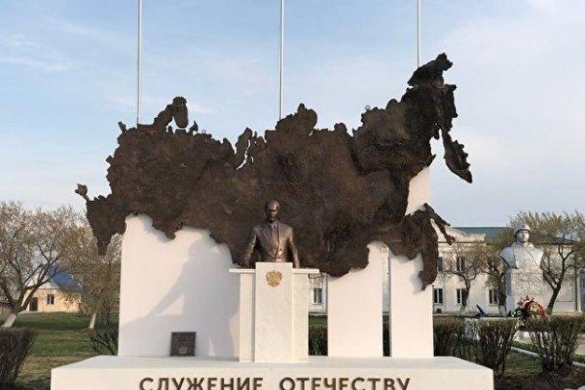 «Куда увезли Путина?»: в России на открытии памятника исчезла статуя президента «Куда увезли Путина?»: в России на открытии памятника исчезла статуя президента