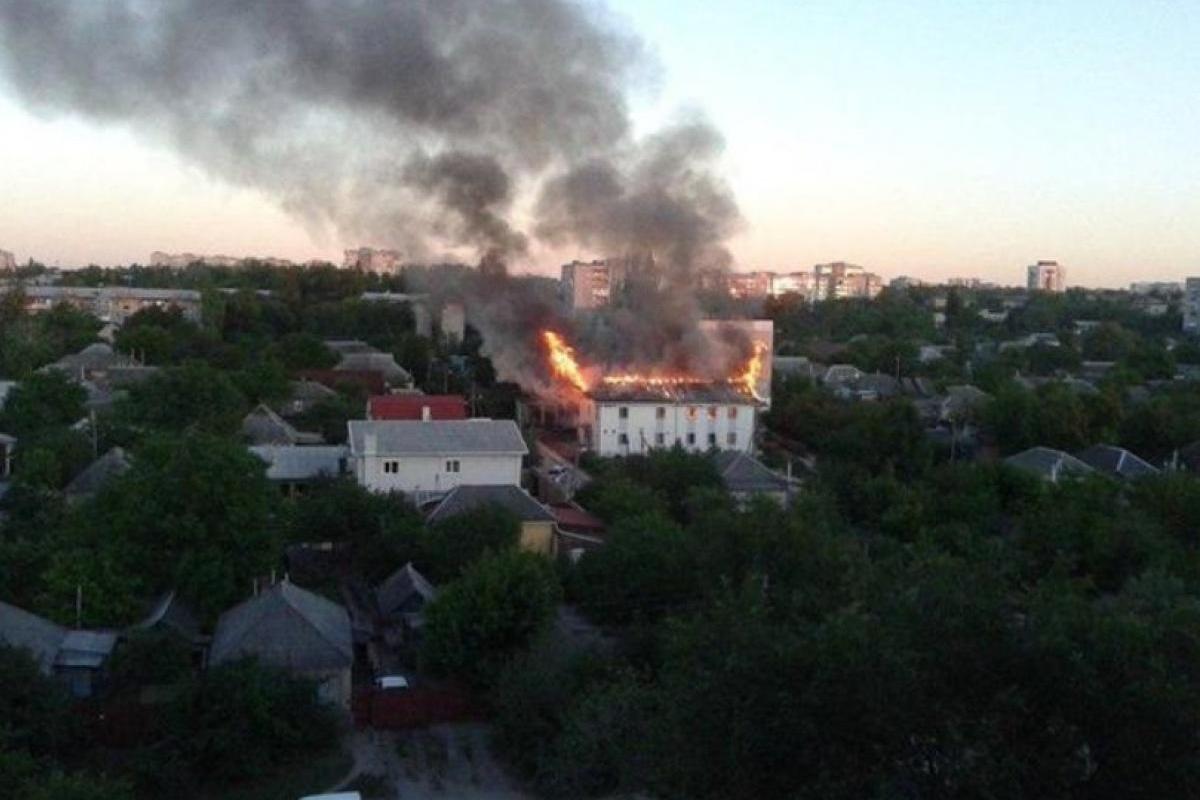 В оккупированном Луганске сгорело здание "Свидетелей Иеговы" В оккупированном Луганске сгорело здание "Свидетелей Иеговы"