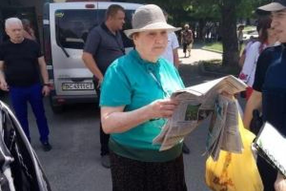 Во Львове пенсионерка из Донецка напала на школьницу, которая была одета в вышиванку Во Львове пенсионерка из Донецка напала на школьницу, которая была одета в вышиванку