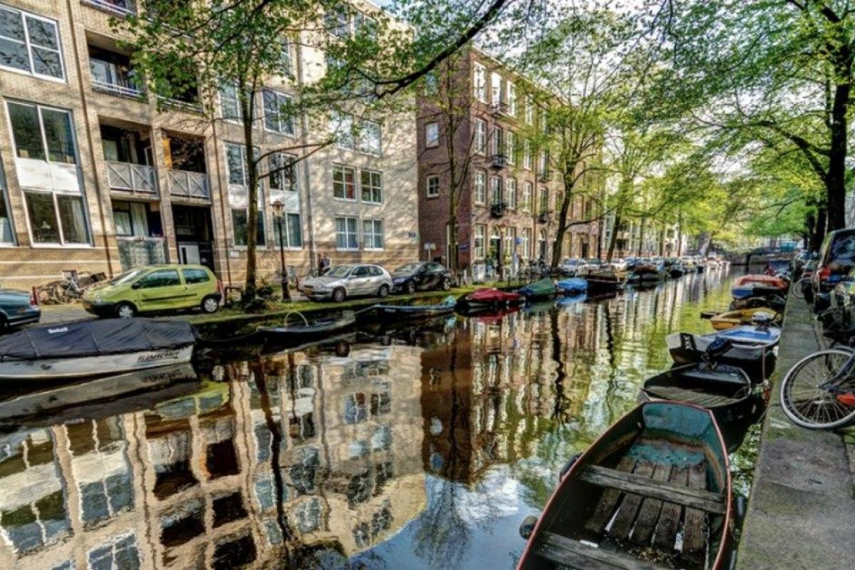 В Нидерландах пьяный турист-англичанин упал в канал и умер