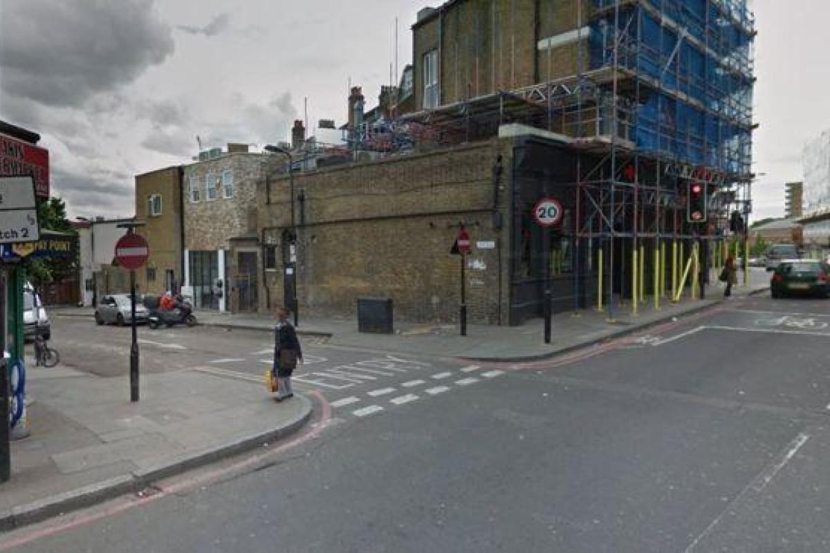 В Лондоне троих человек атаковали токсичным веществом