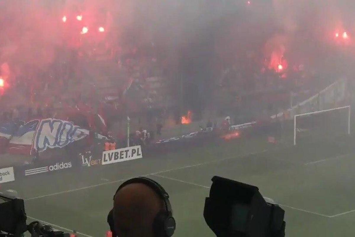 Польские болельщики случайно сожгли собственный флаг с надписью «Мы никогда не сгорим»