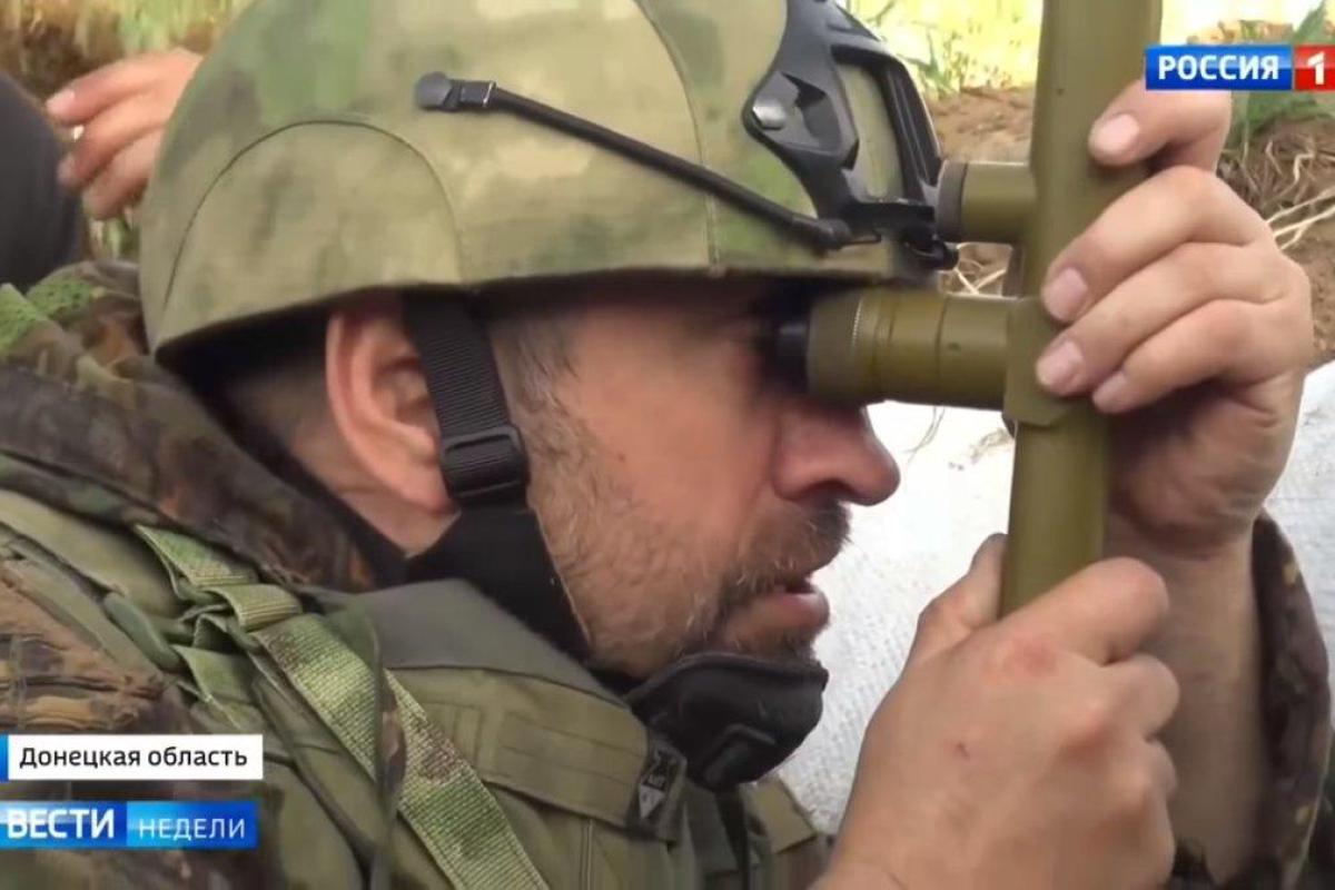 Российский журналист лазит по окопам на Донбассе: фотофакт 